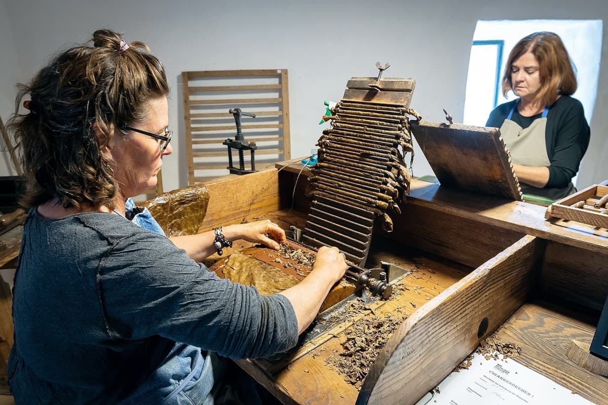 Tobacco Castle: Cigar Rolling Live! — photo 1