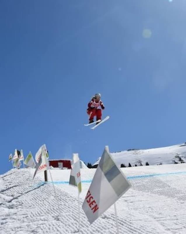Season Finale - She & He and Easter Bunny Jumping — photo 1