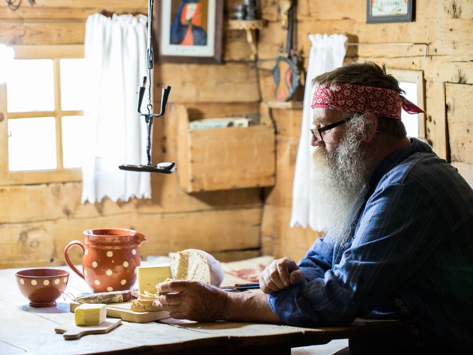 Grandfather cooks in Brigels — photo 1