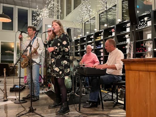 Annie & the Cavaliers — photo 1