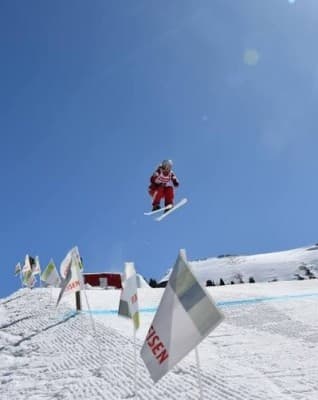 Season Finale - She & He and Easter Bunny Jumping — photo 1