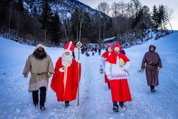 Sankt Nikolaus Verein Stans - Visit Day with Samichlais - Entry into the Village — photo 1